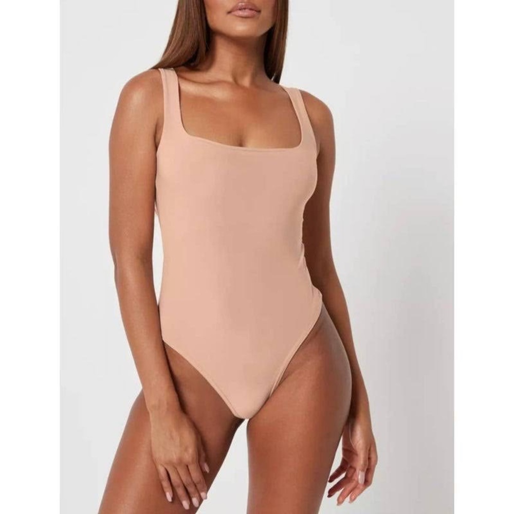 SCULPTED SEAM FREE SCOOP NECK
BODYSUIT
SAND